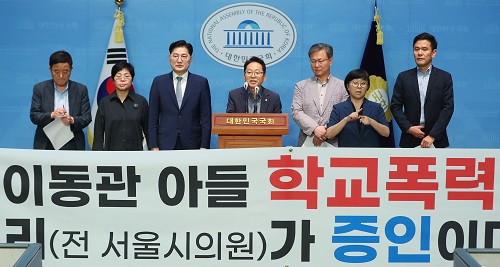 ▲ 김문수 전 서울시의회 교육위원장을 비롯한 전 하나고 특위위원들이 지난 13일 오전 서울 여의도 국회에서 '이동관 아들 학폭'관련 하나고 학폭 입시비리 재수사를 촉구하는 기자회견을 하고 있는 모습. <사진제공=뉴시스>