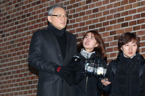 ▲ 이명박 전 대통령의 구속영장실질심사가 열린 2018년 3월 22일 밤 이 전 대통령의 서울 논현동 자택으로 유인촌 전 문체부장관이 들어가고 있는 모습. <사진제공=뉴시스>