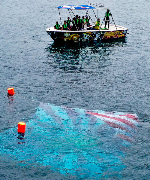 ▲ 제주시 조천읍 함덕 어촌계와 선주회원, 해녀회원, 제주도 연합청년회 등으로 구성된 '내가 이순신이다 제주본부' 관계자들이 6일 오전 함덕리 정주항 앞바다에서 일본 후쿠시마 원전 오염수 방류 반대를 외치며 방사능 경고 표시가 그려진 욱일기를 바다 속에 버리는 퍼포먼스를 벌이고 있다. <사진제공=뉴시스>