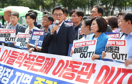 ▲ 박광온 더불어민주당 원내대표가 28일 오전 서울 용산구 대통령실 앞에서 열린 '이동관 방통위원장 지명 규탄' 긴급기자회견에서 발언하고 있는 모습. <사진제공=뉴시스>