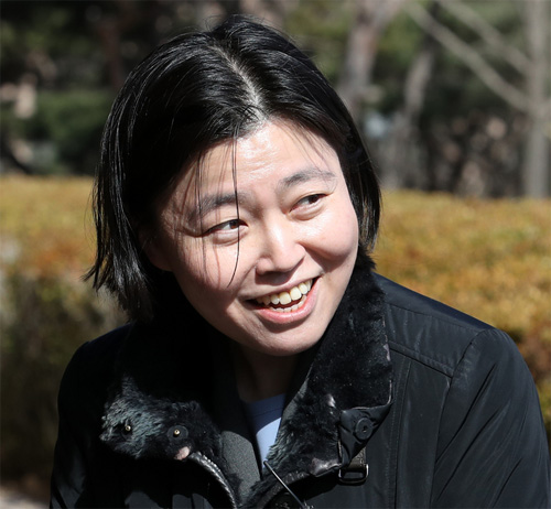 ▲ 임은정 대구지검 중요경제범죄조사단 부장검사가 지난 3월 2일 오후 경기도 과천시 정부과천청사 법무부에서 열린 검사적격심사위원회에 출석하며 취재진 질문에 답하고 있는 모습. <사진제공=뉴시스>