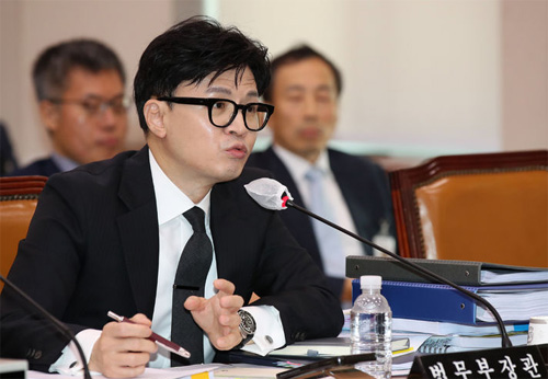 ▲ 한동훈 법무부 장관이 26일 오전 서울 여의도 국회에서 열린 법제사법위원회 전체회의에서 의원 질의에 답변하고 있다.<사진제공=뉴시스>