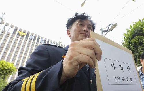▲ 류삼영 총경이 31일 오전 서울 서대문구 경찰청 앞에서 사직서를 들어 보이고 있다. 류삼영 총경은 지난해 행정안전부 경찰국 신설에 반대하며 전국 경찰서장(총경) 회의를 주도해 정직 징계를 받아 최근 경남경찰청 112치안종합상황실 상황팀장으로 발령났다. <사진제공=뉴시스>