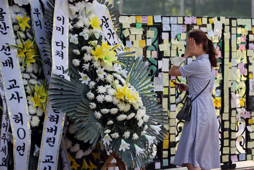 ▲ 지난 7월 21일 서울 서초구 서이초등학교를 찾은 추모객이 눈물을 흘리고 있는 모습. 지난 18일 이 학교에서 재직하던 담임 교사 A씨는 극단적 선택으로 세상을 떠났다.<사진제공=뉴시스>