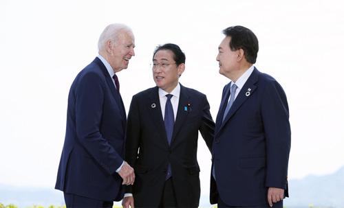 ▲ 윤석열 대통령이 지난 5월 21일 히로시마 G7 정상회의장인 그랜드프린스호텔에서 조 바이든 미국 대통령, 기시다 후미오 일본 총리와 한미일 정상회담을 하고 있는 모습. <사진제공=뉴시스, 공동취재>