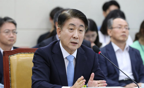 ▲ 이동관 방송통신위원장 후보자가 18일 오전 서울 여의도 국회에서 열린 인사청문회에서 의원 질의에 답하고 있다. <사진제공=뉴시스>