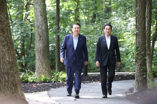 ▲ 윤석열 대통령과 기시다 후미오 일본 총리가 18일(현지시간) 메릴랜드주에 위치한 미국 대통령 별장 캠프 데이비드에서 한미일 정상회의에 앞서 기념촬영을 하기 위해 이동하고 있는 모습. <사진제공=뉴시스>