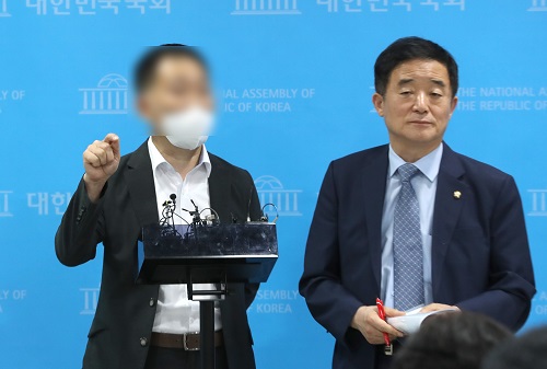 ▲ 이동관 방송통신위원장 후보자 아들의 고교시절 담임교사가 18일 오후 서울 여의도 국회 소통관에서 학폭 논란과 관련해 입장을 밝힌 후 기자들 질문에 답하고 있는 모습. <사진제공=뉴시스>