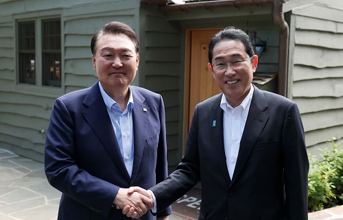 ▲ 윤석열 대통령이 18일(현지시간) 메릴랜드주에 위치한 미국 대통령 별장 캠프 데이비드에서 열린 한일 정상회담에서 기시다 후미오 일본 총리와 기념촬영하고 있는 모습. <사진제공=뉴시스>