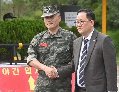 ▲ 지난 18일 변호인과 징계위 출석하는 박정훈 전 해병대 수사단장의 모습. <사진제공=뉴시스>