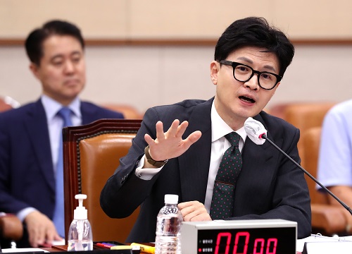 ▲ 한동훈 법무부 장관이 지난 23일 오후 서울 여의도 국회에서 열린 법제사법위원회 전체회의에서 의원들의 질의에 답하고 있는 모습. <사진제공=뉴시스>