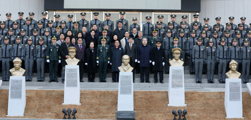 ▲ 2018년 3월 1일 서울 노원구 육군사관학교에서 독립전쟁 영웅 흉상 제막식이 거행됐다. 독립전쟁 영웅인 홍범도, 김좌진, 지청천, 이범석 장군과 신흥무관학교 설립자 이회영 선생의 흉상은 장병들이 훈련한 탄피 300kg(소총탄 5만 여발 분량)을 녹여 제작했다. <사진제공=뉴시스>