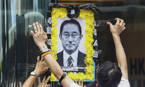 ▲ 24일(현지시각) 홍콩에서 일본의 후쿠시마 원전 오염수 해양 방류에 항의하는 시위대가 기시다 후미오 일본 총리를 아돌프 히틀러로 묘사한 영정 사진을 벽에 붙이고 있다. 일본 수산물의 최대 수입국인 홍콩은 일본의 후쿠시마 원전 오염수 방류에 반대하면서 오늘부터 일본산 수산물의 수입을 금지한다고 발표했다. <사진제공=뉴시스>