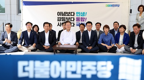 ▲ 취임 1주년을 맞은 이재명 더불어민주당 대표가 31일 오후 서울 여의도 국회 본청 앞에서 "사즉생의 각오로 민주주의 파괴를 막아내겠다"며 무기한 단식을 선언했다. <사진제공=뉴시스>