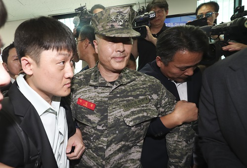 ▲ 국방부 검찰단이 1일 오후 서울 용산구 국방부 군사법원 앞에서 박정훈 전 해병대 수사단장에게 구인영장을 발부해 체포하고 있다. <사진제공=뉴시스>