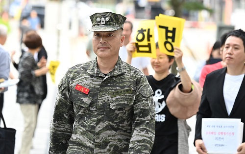 ▲ '채수근 상병 순직 사건'을 수사하다가 보직 해임된 박정훈 대령(전 해병대 수사단장)이 4일 경기도 수원시 영통구 수원지방법원에서 열린 보직해임 집행정지 신청 사건의 첫 심문기일에 출석하고 있는 모습. <사진제공=뉴시스>