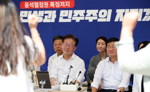 ▲ 이재명 더불어민주당 대표가 5일 오전 서울 여의도 국회 본청 앞 단식투쟁천막에서 지지자들에게 응원을 받고 있는 모습. <사진제공=뉴시스>