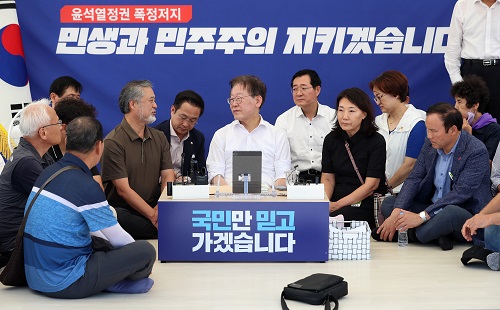 ▲ 이정민 10.29 이태원참사 유가족협의회 운영위원장 및 유가족들이 6일 오후 서울 여의도 국회 본청 앞 이재명 더불어민주당 대표의 단식투쟁천막을 찾아 이 대표와 대화를 하고 있는 모습. <사진제공=뉴시스>