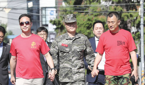 ▲ 박정훈 전 해병대 수사단장이 해병대 동기 전우와 함께 지난 1일 오전 서울 용산구 국방부 군사법원으로 향하고 있는 모습. <사진제공=뉴시스>