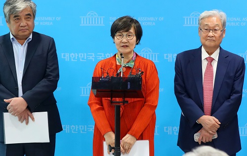 ▲ 권태선 방송문화진흥회 이사장이 11일 오후 서울 여의도 국회에서 열린 '윤석열 정부 해직 방송 관련 기관장' 긴급 기자회견을 마친 후 취재진의 질문에 답변하고 있는 모습. <사진제공=뉴시스>