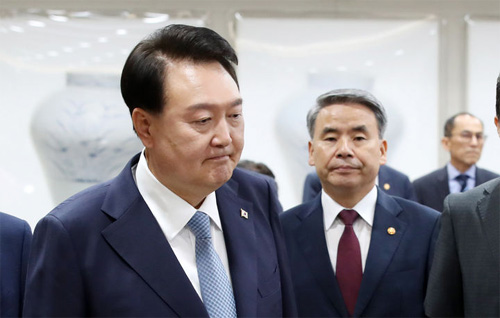 ▲ 윤석열 대통령이 12일 서울 용산 대통령실 청사에서 열린 국무회의에 참석하고 있다. 오른쪽은 이종섭 국방부 장관.<사진제공=뉴시스>