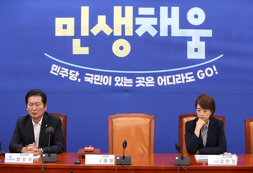 ▲ 13일 오전 서울 여의도 국회에서 열린 더불어민주당 최고위원회의에서 정청래-고민정 최고위원이 자리에 앉아 있다. 이날 단식투쟁 14일차를 이어가고 있는 이재명 대표는 불참했다. <사진제공=뉴시스>