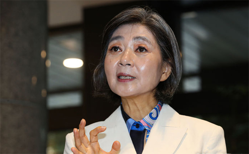 ▲ 김행 여성가족부 장관 후보자가 지난 15일 오전 서울 서대문구 한국청소년활동진흥원에 마련된 인사청문회 준비 사무실로 출근하며 취재진 질문에 답변하고 있다.<사진제공=뉴시스>