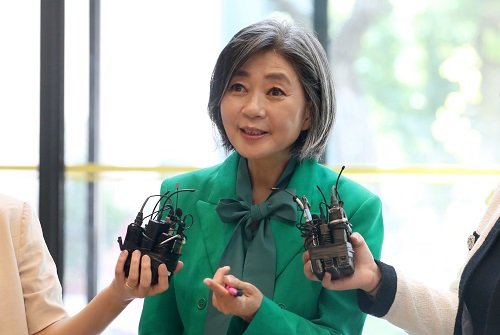 ▲ 김행 여성가족부 장관 후보자가 지난 14일 서울 서대문구 한국청소년활동진흥원에 마련된 인사청문회 준비 사무실로 출근하며 취재진 질문에 답변하고 있는 모습. <사진제공=뉴시스>