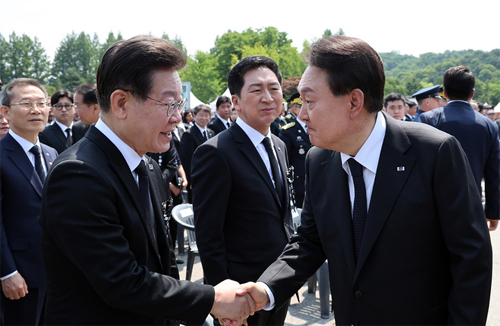 ▲ 윤석열 대통령이 지난 6월 6일 서울 동작구 국립서울현충원에서 열린 제68회 현충일 추념식을 마친 뒤 이재명 더불어민주당 대표와 악수하고 있는 모습. <사진제공=대통령실통신사진기자단, 뉴시스>