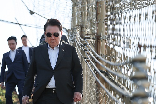 ▲ 윤석열 대통령이 지난 1일 경기도 연천군 육군 제25사단을 찾아 철책을 순시하고 있는 모습. <사진제공=뉴시스>