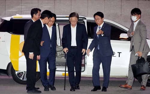 ▲ 이재명 더불어민주당 대표가 6일 오후 서울 여의도 국회 본회의장에서 열린 제410회국회(정기회) 제9차 본회의에 참석하기 위해 택시에서 내리고 있는 모습. <사진제공=뉴시스>