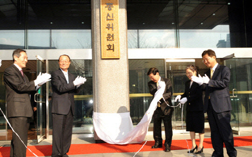 ▲ 이명박 정부 시절인, 2008년 2월 26일 오후 방송통신위원장 취임식이 열린 광화문 방송통신위원회 현관에서 최시중 초대 방통위원장(왼쪽 두번째)과 위원들이 현판식 후 박수를 치고 있다. <사진제공=뉴시스>