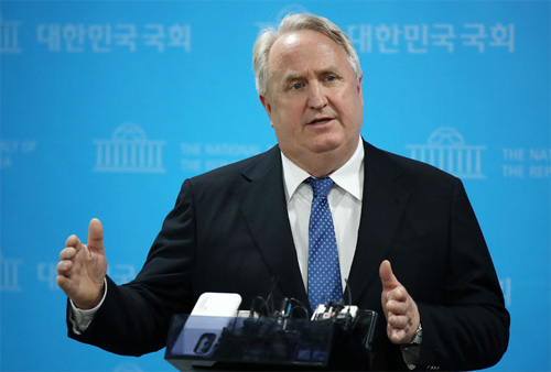 ▲ 인요한 국민의힘 혁신위원장이 26일 오후 서울 여의도 국회 소통관에서 열린 혁신위원 인선 배경 기자회견을 마치고 취재진 질문에 답변하고 있다.<사진제공=뉴시스>