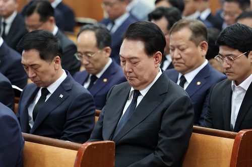 ▲ 윤석열 대통령이 29일 서울 성북구 영암교회에서 열린 이태원 참사 1주기 추도 예배에 참석해 있는 모습. <사진제공=뉴시스>