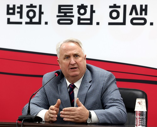 ▲ 인요한 국민의힘 혁신위원장이 3일 오전 서울 여의도 국민의힘 당사에서 열린 혁신위원회 3차 회의에서 발언하고 있는 모습. <사진제공=뉴시스>