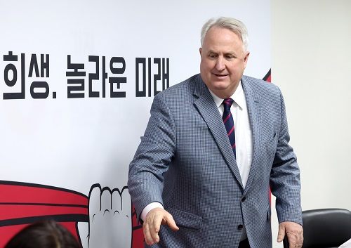 ▲ 인요한 국민의힘 혁신위원장이 3일 오전 서울 여의도 국민의힘 당사에서 열린 혁신위원회 3차 회의에 참석하고 있는 모습. <사진제공=뉴시스>