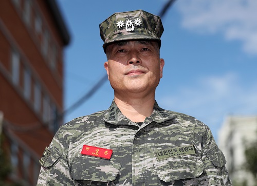 ▲ 해병대 전 수사단장 박정훈 대령이 지난 9월5일 서울 용산구 국방부 검찰단에 출석하고 있는 모습. <사진제공=뉴시스>