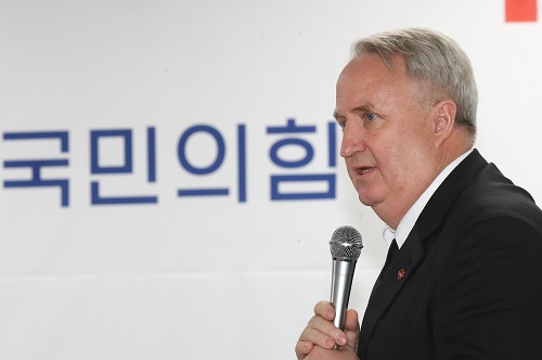 ▲ 인요한 국민의힘 혁신위원장이 14일 제주시 연동에 위치한 국힘 제주도당사를 찾아 당원들과 대화를 나누고 있다. <사진제공=뉴시스>