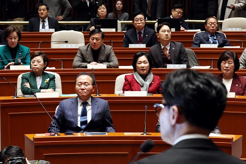 ▲ 6일 오후 서울 여의도 국회에서 열린 국민의힘 정책의원총회에서 윤재옥 원내대표를 비롯한 의원들이 한동훈 법무부 장관의 '출입국이민청 신설 방안'에 대한 설명을 듣고 있는 모습. <사진제공=뉴시스>