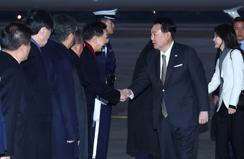 ▲ 지난 11월 26일 5박7일간의 영국·프랑스 순방을 마치고 귀국한 윤석열 대통령이 경기도 성남 서울공항에 도착해 마중 나온 김기현 국민의힘 대표와 인사하고 있는 모습. <사진제공=뉴시스>