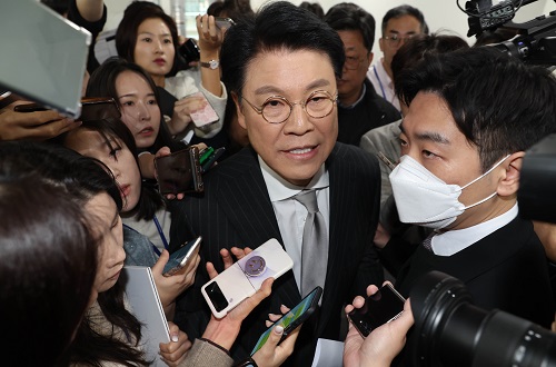 ▲ 장제원 국민의힘 의원이 12일 서울 여의도 국회 소통관에서 총선 불출마 선언 기자회견을 마친 뒤 취재진의 질문에 답변하고 있는 모습. <사진제공=뉴시스>