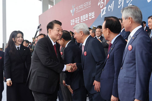 ▲ 윤석열 대통령이 지난 9월 26일 경기도 성남 서울공항에서 열린 건군 제75주년 국군의날 기념식에서 김홍일 국민권익위원장과 악수하고 있는 모습. <사진제공=대통령실통신사진기자단, 뉴시스>