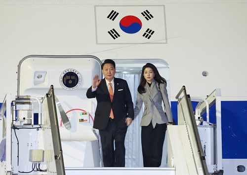 ▲ 네덜란드를 국빈 방문한 윤석열 대통령과 부인 김건희 씨가 11일(현지시간) 암스테르담 스히폴 공항에 도착해 공군 1호기에서 내리며 인사하고 있는 모습. <사진제공=뉴시스>