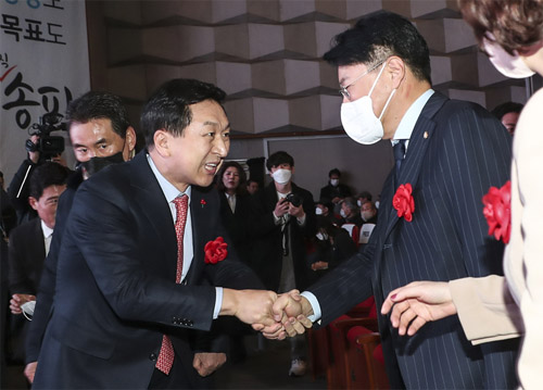 ▲ 왼쪽부터 김기현 국민의힘 대표와 장제원 의원 <사진제공=뉴시스>