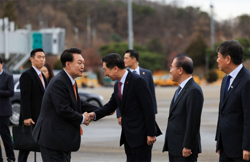 ▲ 네덜란드를 국빈 방문하는 윤석열 대통령이 11일 경기도 성남 서울공항에 도착해 공군 1호기 탑승에 앞서 김기현 국민의힘 대표와 인사하고 있는 모습. <사진=대통령실 제공, 뉴시스>
