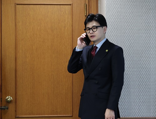 ▲ 한동훈 법무부 장관이 지난 11월9일 서울 여의도 금융감독원에서 열린 윤석열 대통령 불법사금융 민생현장 간담회에 앞서 통화를 하고 있는 모습. <사진제공=뉴시스>