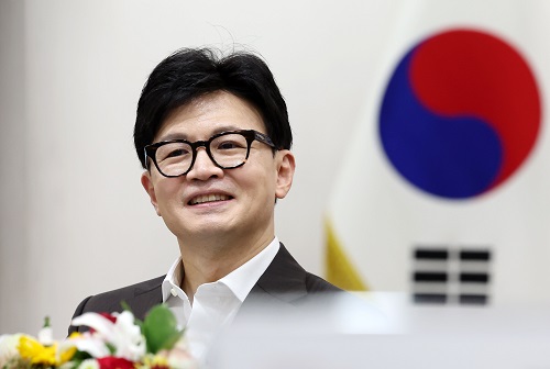 ▲ 지난 13일 경기도 성남시청에서 열린 수용자 의료처우 개선 및 공공보건의료서비스 확대를 위한 법무부-성남시 업무협약식에서 한동훈 법무부 장관이 미소를 보이고 있는 모습. <사진제공=뉴시스>