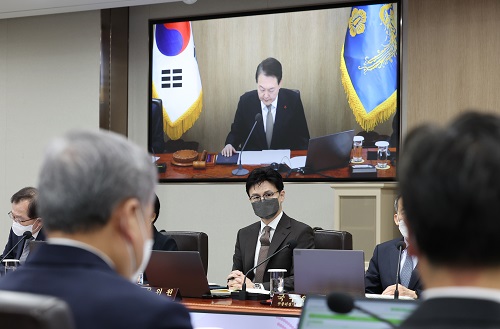 ▲ 한동훈 법무부 장관이 지난해 12월 27일 서울 용산 대통령실 청사에서 열린 국무회의에서 윤석열 대통령의 발언을 경청하고 있는 모습. <사진제공=뉴시스>