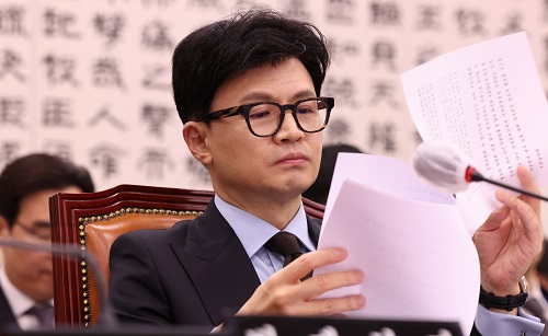 ▲ 한동훈 법무부 장관이 19일 오후 서울 여의도 국회에서 열린 법제사법위원회 전체회의에 출석해 자료를 살펴보고 있는 모습. <사진제공=뉴시스>