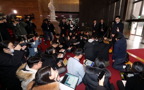 ▲ 한동훈 법무부 장관이 19일 오후 서울 국회 입구에서 ‘국민의힘 비대위원장’ 관련 취재진의 질문에 답변하고 있는 모습. <사진제공=뉴시스>